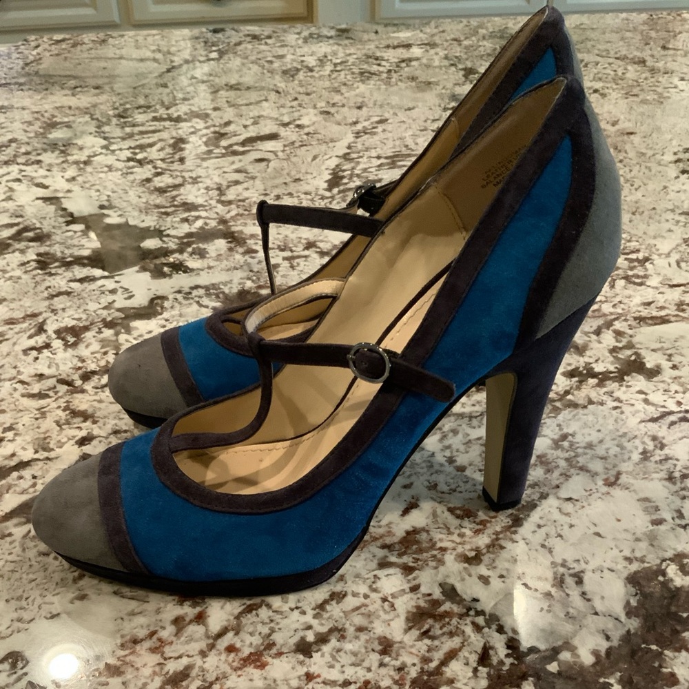 Anne Klein 4 1/2” heel, size 8 1/2 M suede tri color shoe